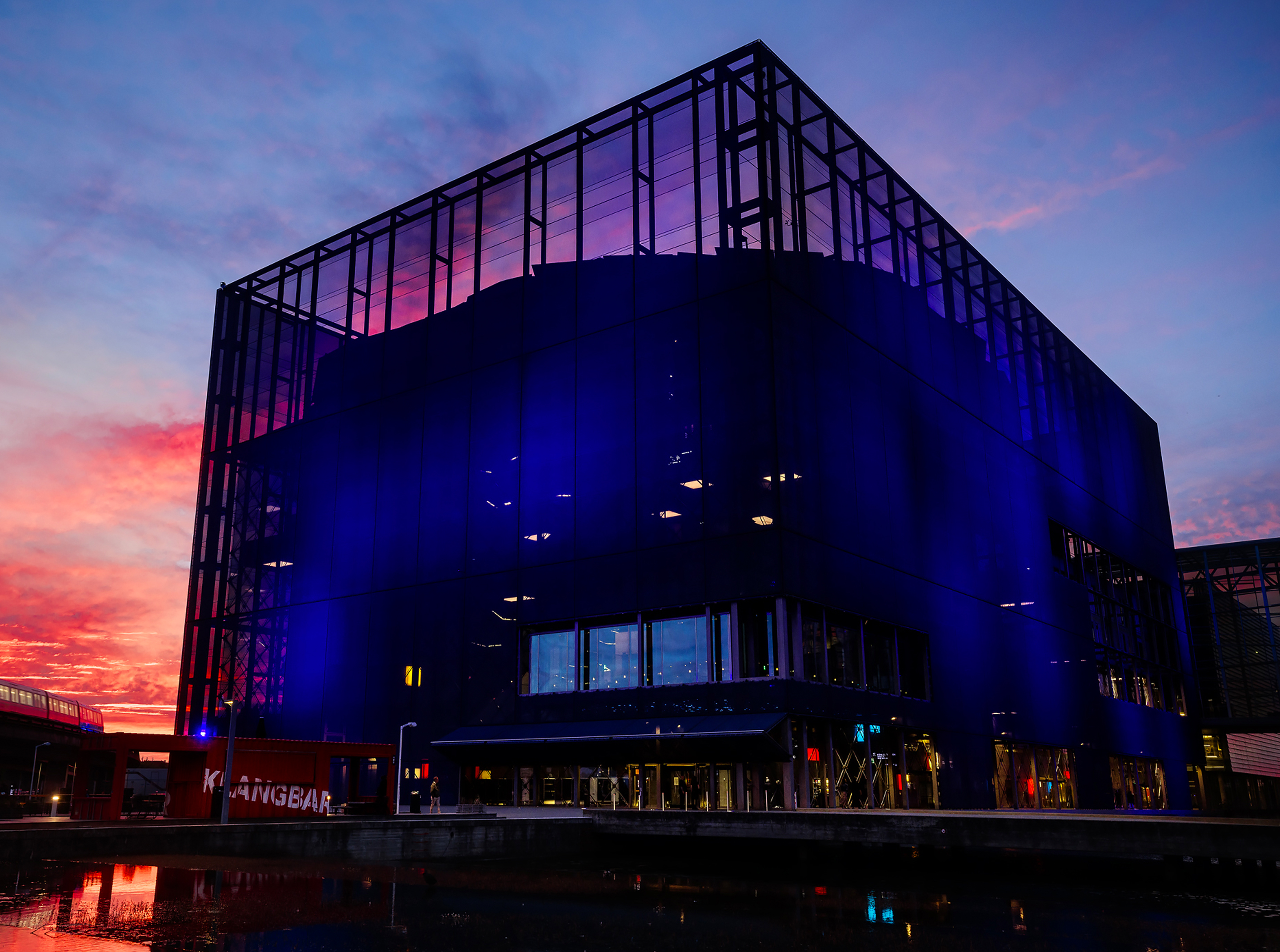 DR Koncerthuset udefra i solnedgangen